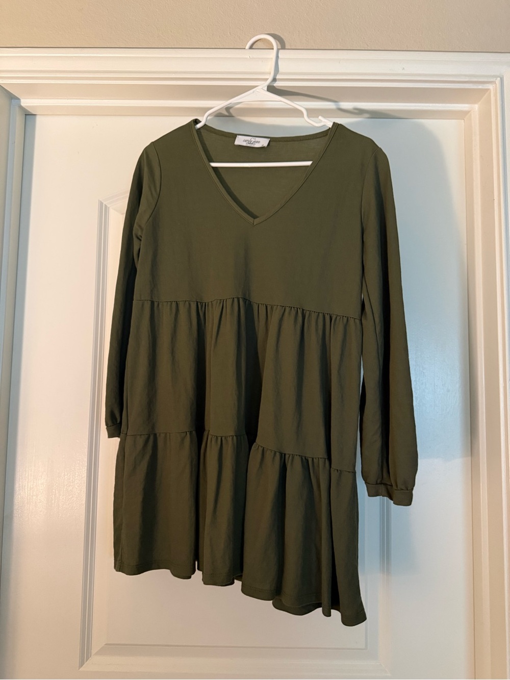 Carly Jean Los Angeles Olive V‑Neck Tiered Long Sleeve Dress